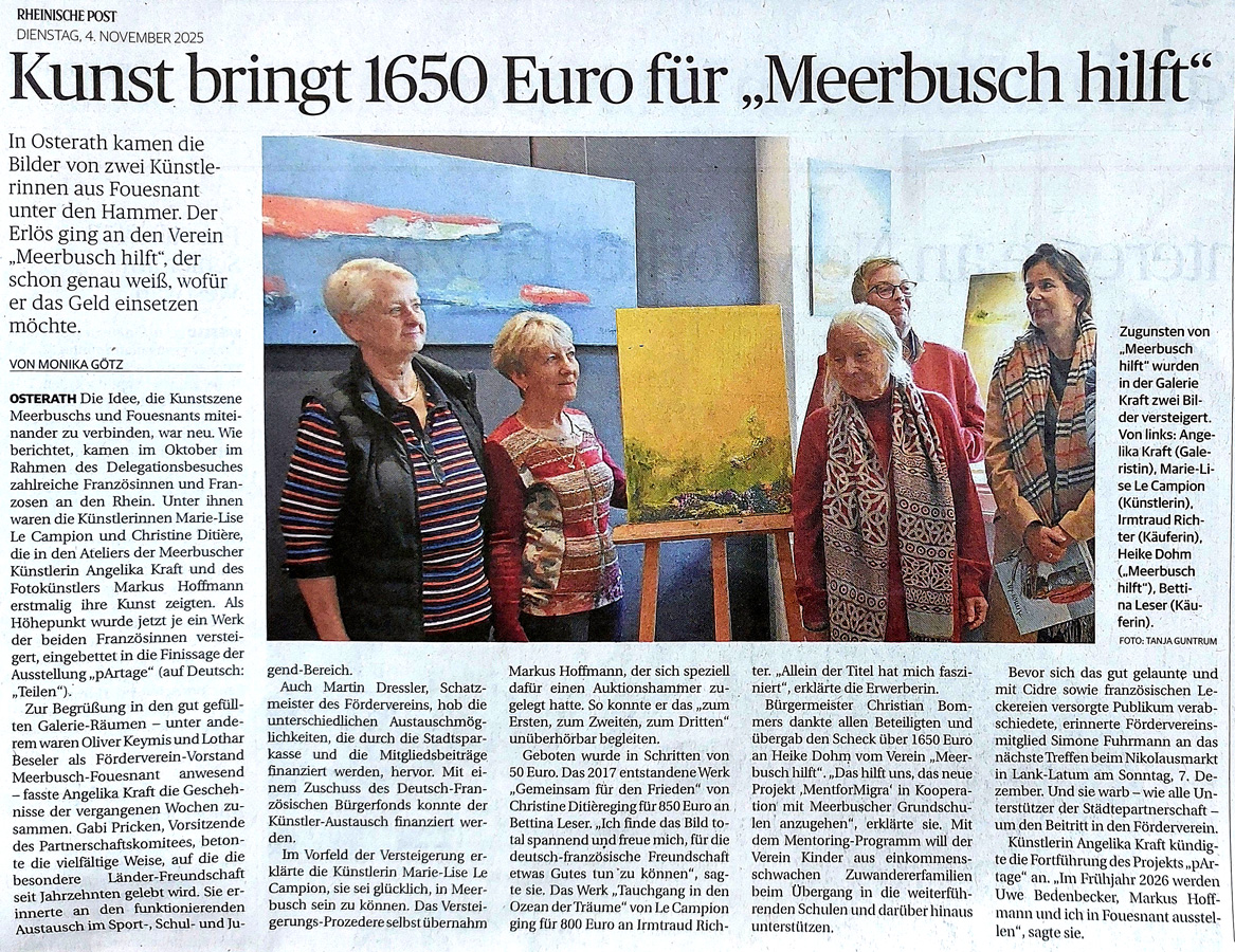 La remise par l'échange d'artistes du jumelage Fouesnant-Meerbusch du chèque à l'association Meerbsch Hilft.